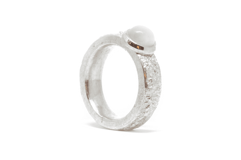 Wabi Sabi Fråst silver ring with white moonstone